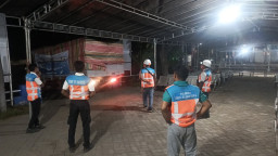 Pelindo Salurkan Bantuan ke Flores, Pemulihan Operasional Pelabuhan Terus Dipercepat