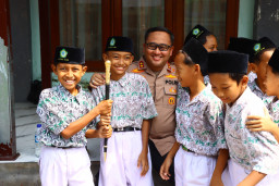 Kunjungi Ponpes Ihyaul Ulum Dukun, Ini Pesan Kapolres Gresik Kepada Generasi Muda