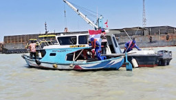 Sambut HUT RI, Satpolairud Pasang Bendera ke Perahu Nelayan Gresik