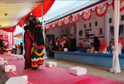 151 Relawan dan Karyawan SPPG di Jember Tampil Fashion Show Saat Libur Distribusi MBG