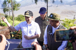 Wagub Emil Tegaskan Pemadaman dan Pencegahan Penyebaran Api di Gunung Bromo Terus Dilakukan Secara Kolektif