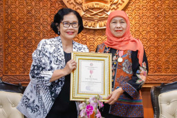 Gubernur Khofifah Terima Penghargaan Tertinggi Dwija Praja Nugraha