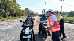 Kabut Asap Kepung Sampit, Pelindo Bagikan Ratusan Masker ke Pekerja dan Warga