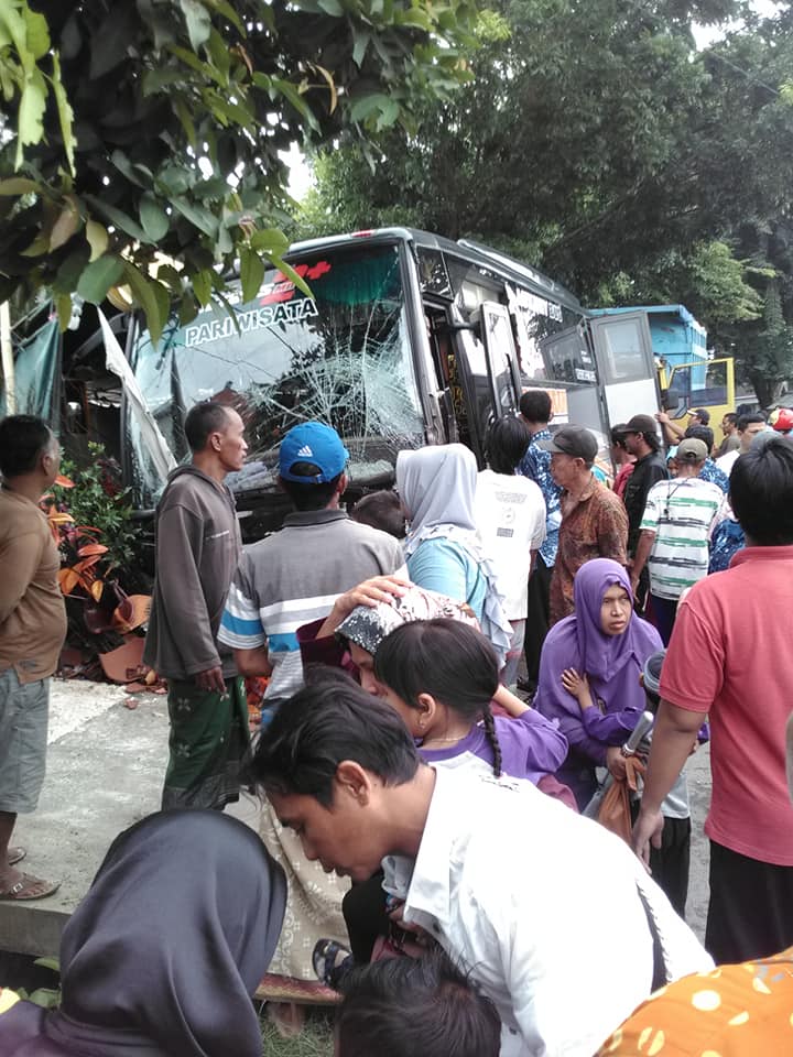 Diseruduk Dump Truk, Bus Pariwisata Sasak Lapak Vas Bunga