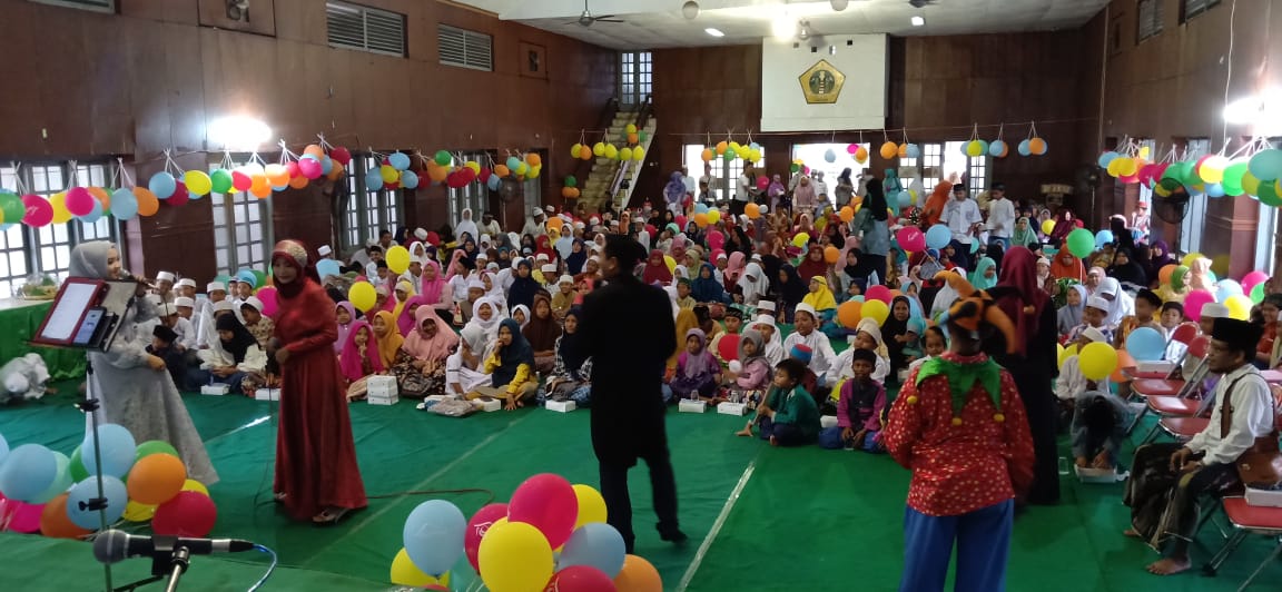 Berbagi Kegembiraan dengan Anak Yatim