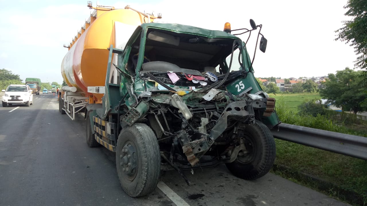 Tabrak Dump Truk, Pengemudi Trailer Kejepit