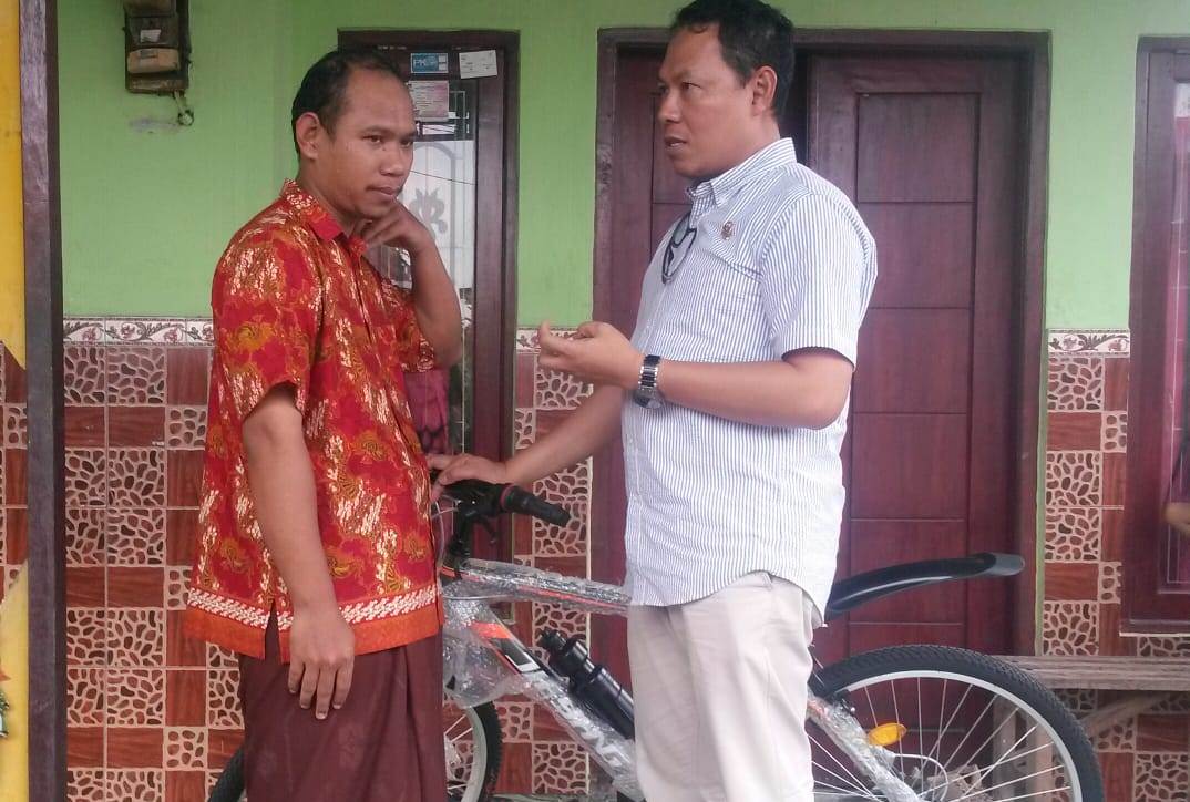 Apresiasi Sikap Guru Nur Kalim, Anggota DPD RI Berikan Sepeda