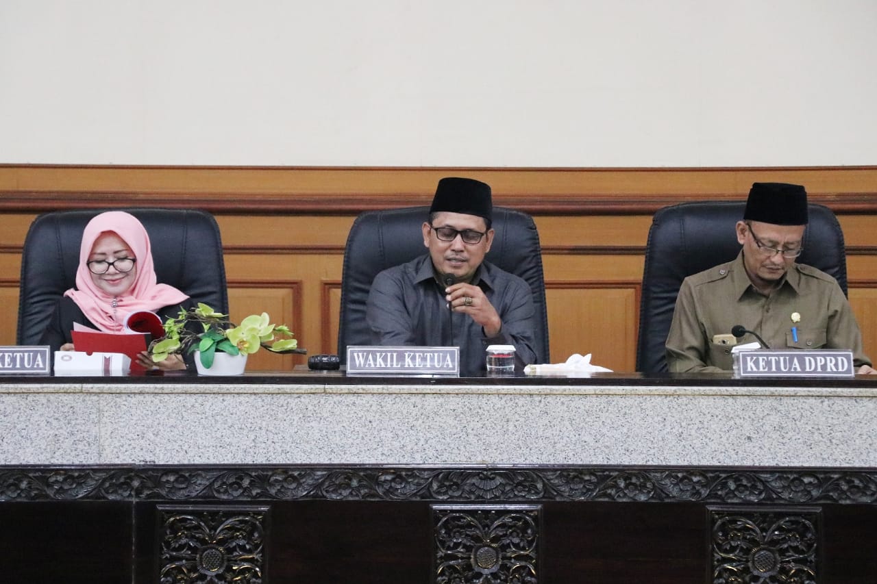 Tak Pernah Dikunjungi DPRD, Warga Bawean Protes