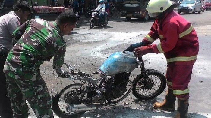 Sepeda Motor Terbakar di SPBU, Petugas Panik