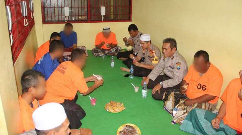 Polisi dan Tahanan di Bojonegoro Buka Puasa Bersama, Kapolres: Mereka Adalah Saudara
