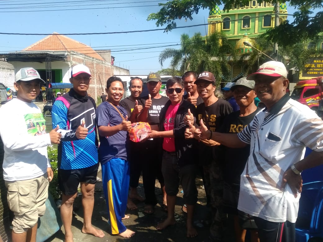 Gresik Dilanda Banjir, RGS Jokowi-Makruf Turun Berbagi kepada Korban Terdampak