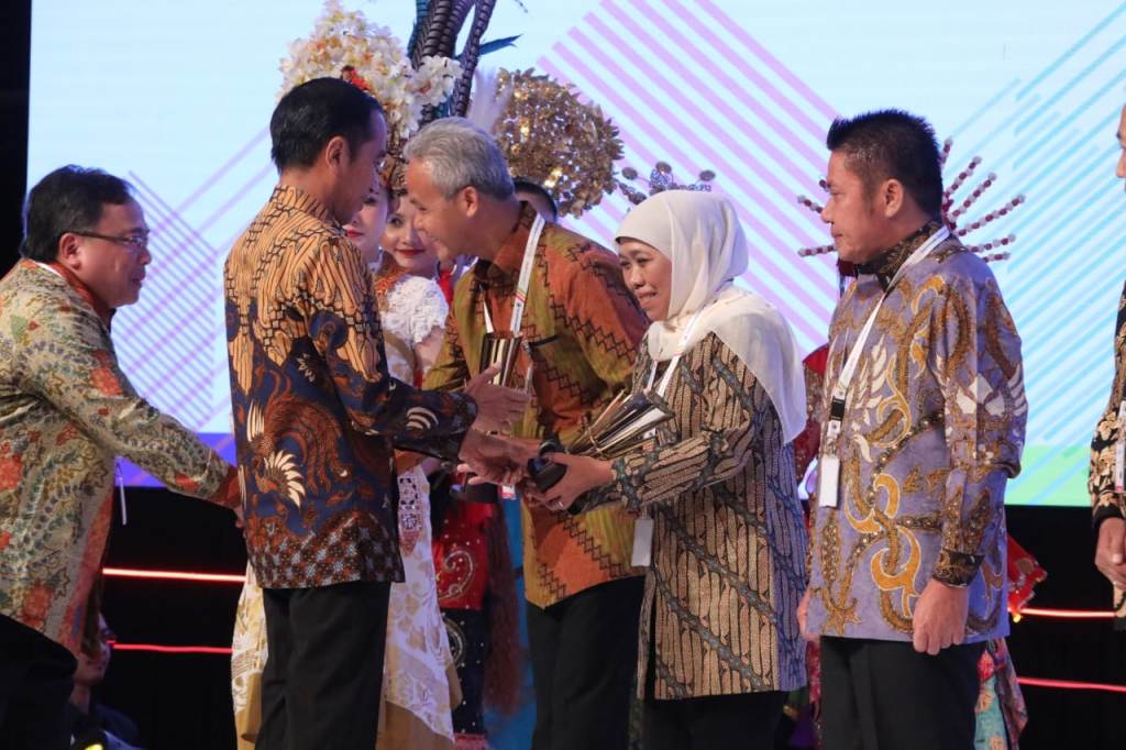 Mampu Kembangkan Sinergitas Antar Wilayah, Pemprov Jatim Terima Penghargaan dari Presiden
