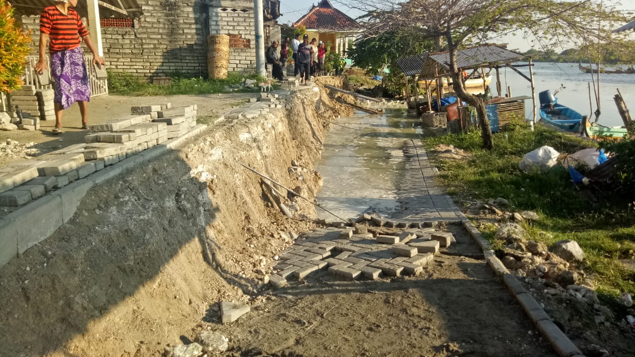 Karena Abrasi, Jalan Desa Pangkahwetan Longsor Hingga 100 Meter
