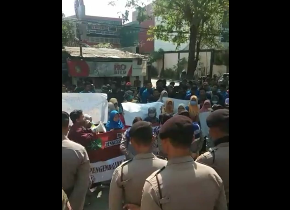 Unjuk Rasa Raperda Miras, Mahasiswa Lamongan Bentrok dengan Polisi