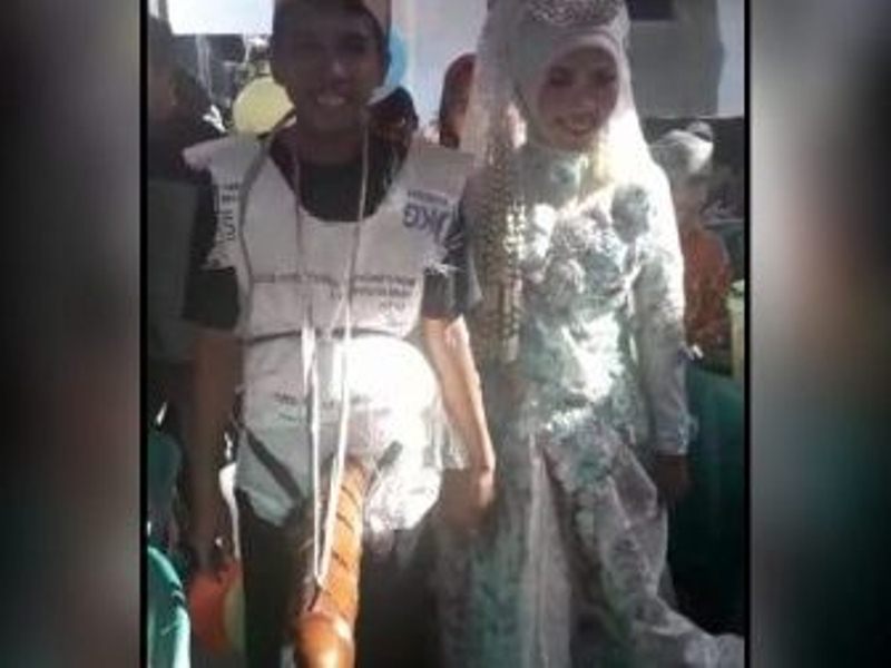 "Tarzan X" Menikah di Pasuruan dan Diarak Keliling Kampung