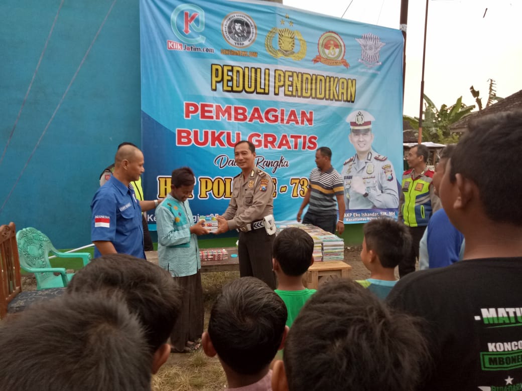 Peduli Pendidikan, Jajaran Polres Pasuruan Berbagi Alat Tulis kepada Pelajar