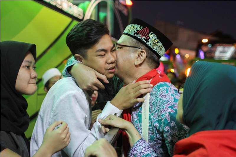 Pemberangkatan CJH Semen Indonesia Diwarnai Tangis Haru
