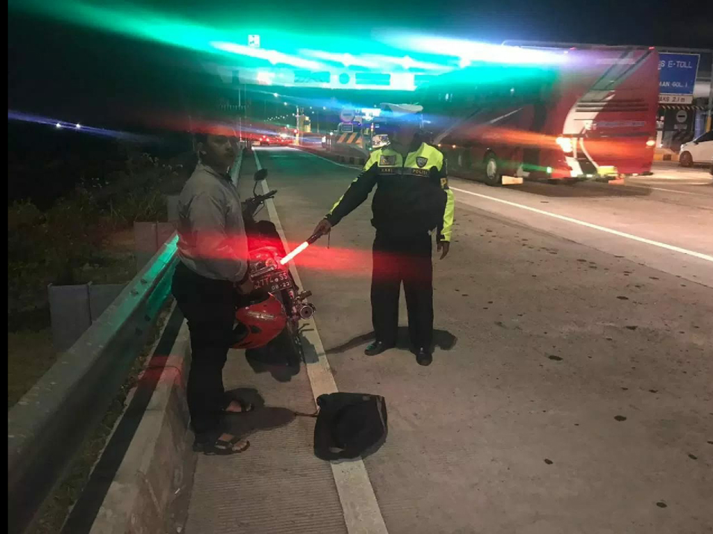 Mengaku Bingung, Pengendara Sepeda Motor Ini Nekat Masuk Jalan Tol
