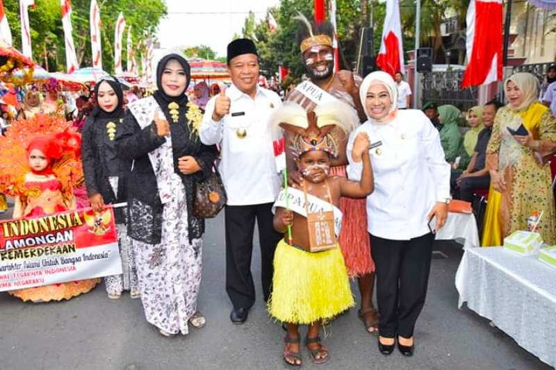 Karnaval Warna Warni Nusantara di Lamongan Berlangsung Semarak