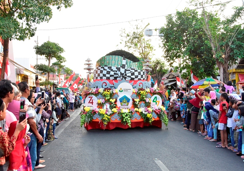 Sampaikan Pesan Keberagaman, Karnaval Mobil Hias Ala Petrokimia Gresik Raih Juara Pertama