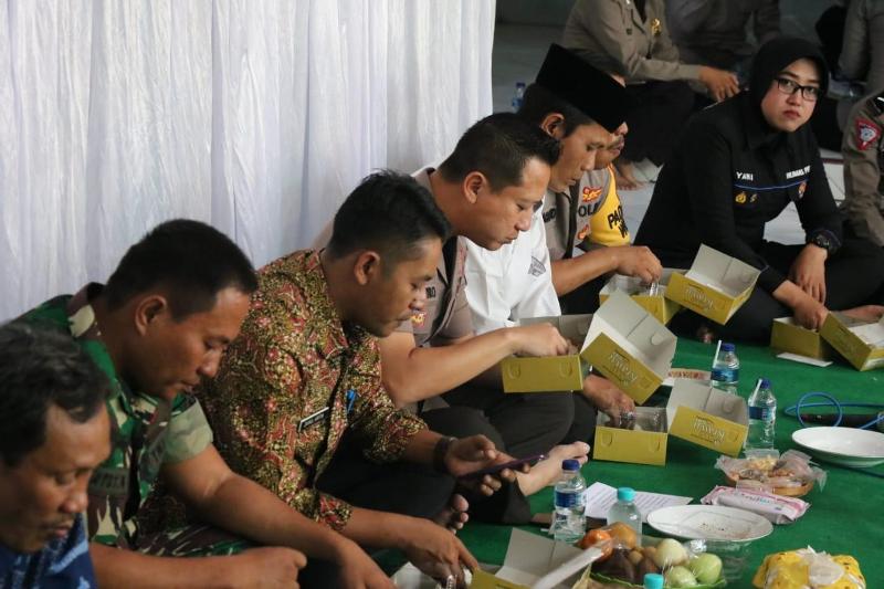 Nongkrong Sambil Sarapan Bersama Masyarakat, Kapolres Gresik Kenalkan Gagasan ‘Nasi Krawu’