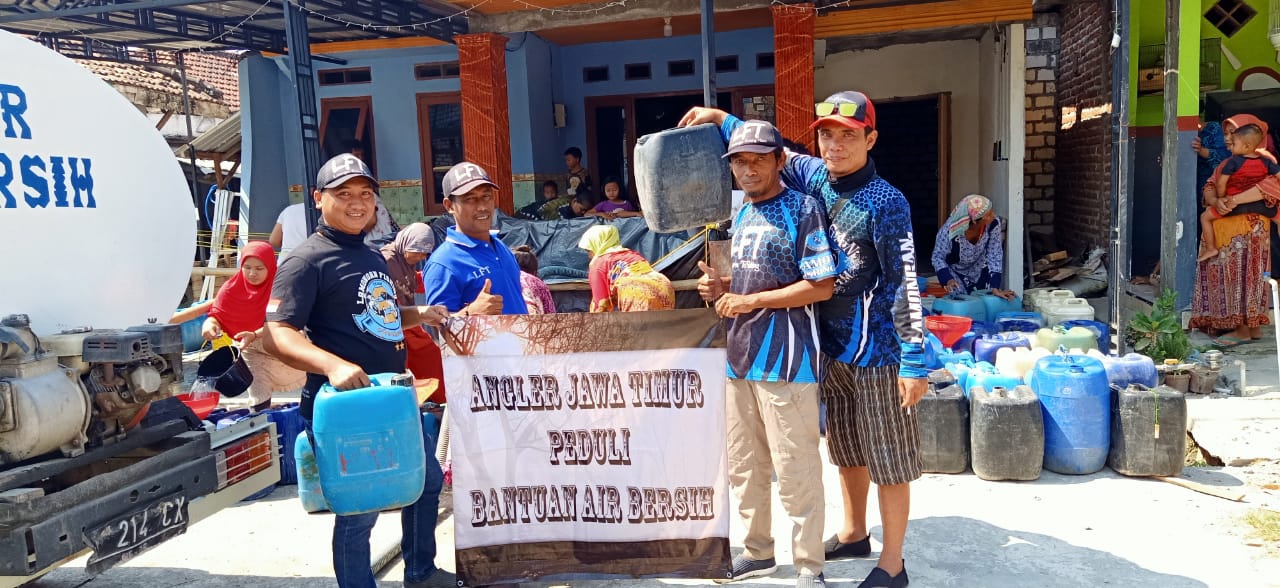 Komunitas Angler Keliling Desa Kekeringan Bagikan Air Bersih Gratis