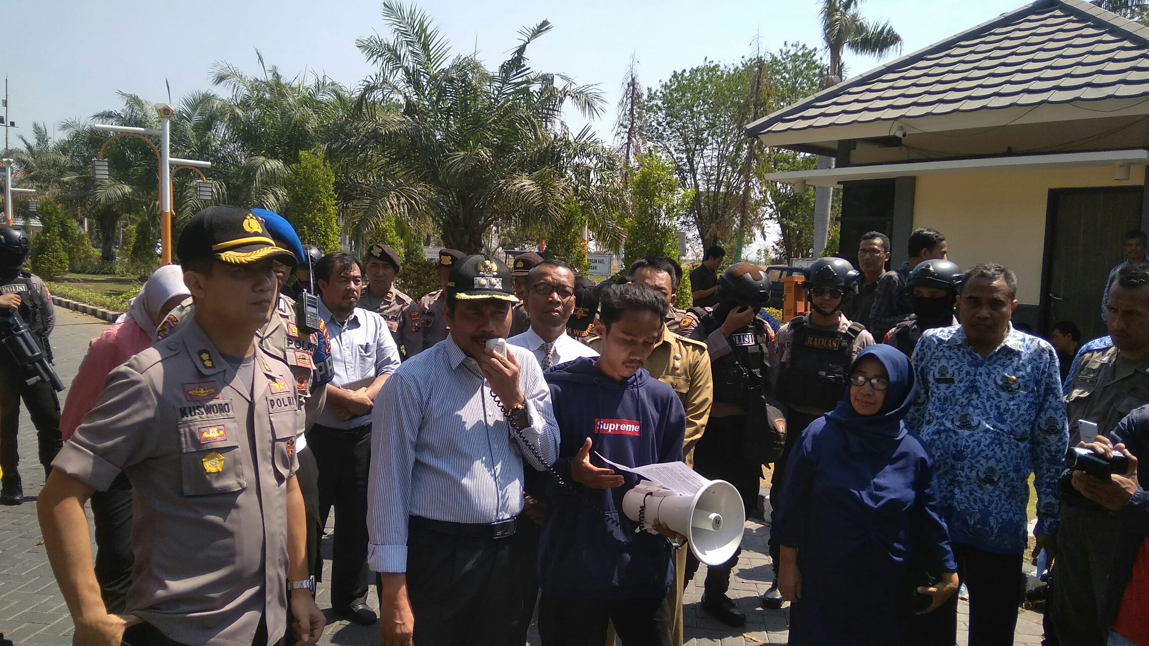 Mahasiswa Paksa Wabup Qosim Teken Pakta Integritas Tolak UU KPK dan RUU KUHP