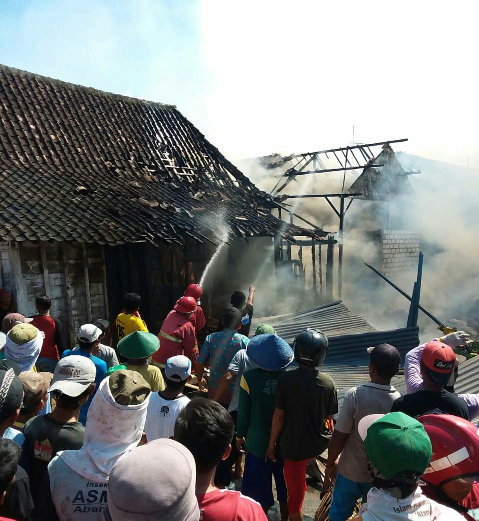Korsleting Listrik, Tiga Rumah Di Kepohbaru Terbakar