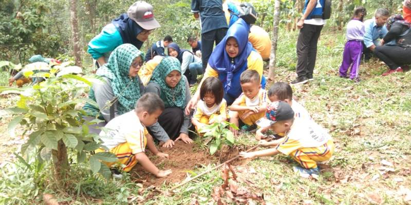 Penghijauan Paska Kebakaran, Libatkan Anak Usia Dini Tanam Pohon di Area Hutan Arjuno