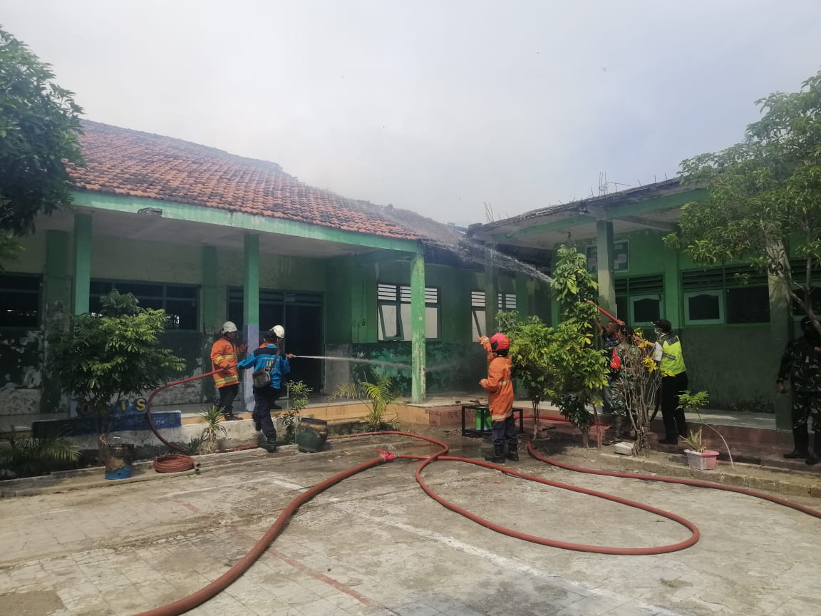 Diduga Korsleting Listrik, Gedung Sekolah di Menganti Terbakar