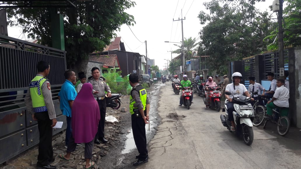 Gagal Mendahului Mobil, Emak-emak Pengendara Motor Jatuh dan Tewas