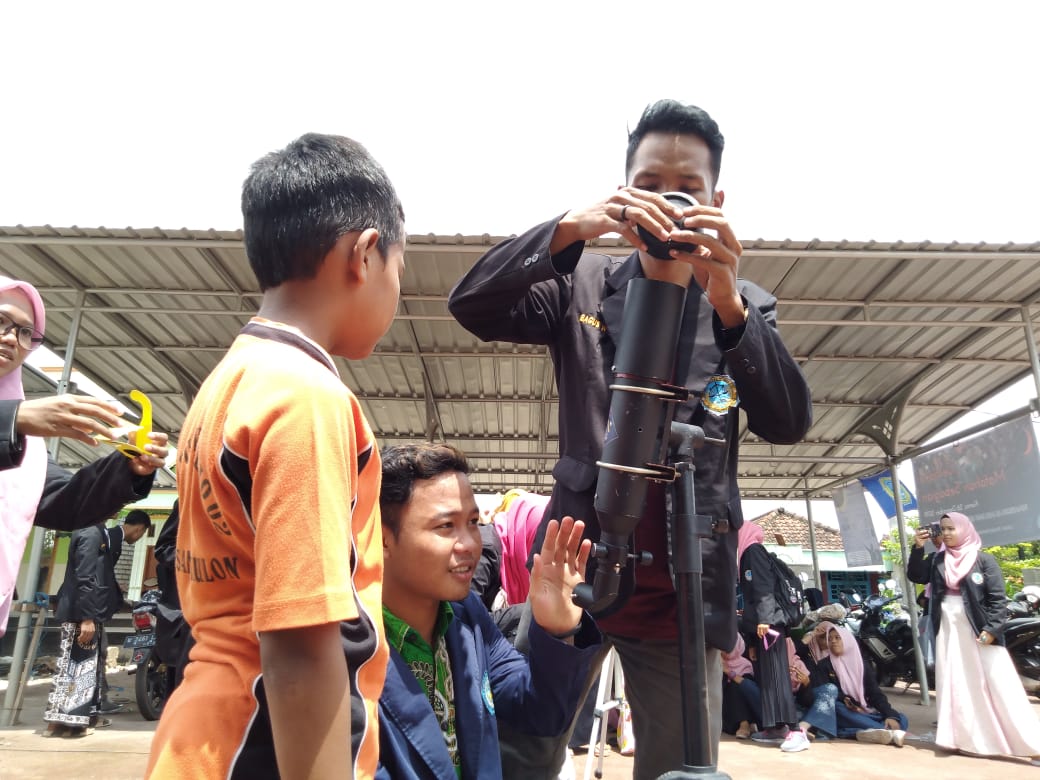 Khawatir Radiasi, Warga Gresik Lihat Gerhana Bulan Dengan Alat Seadanya