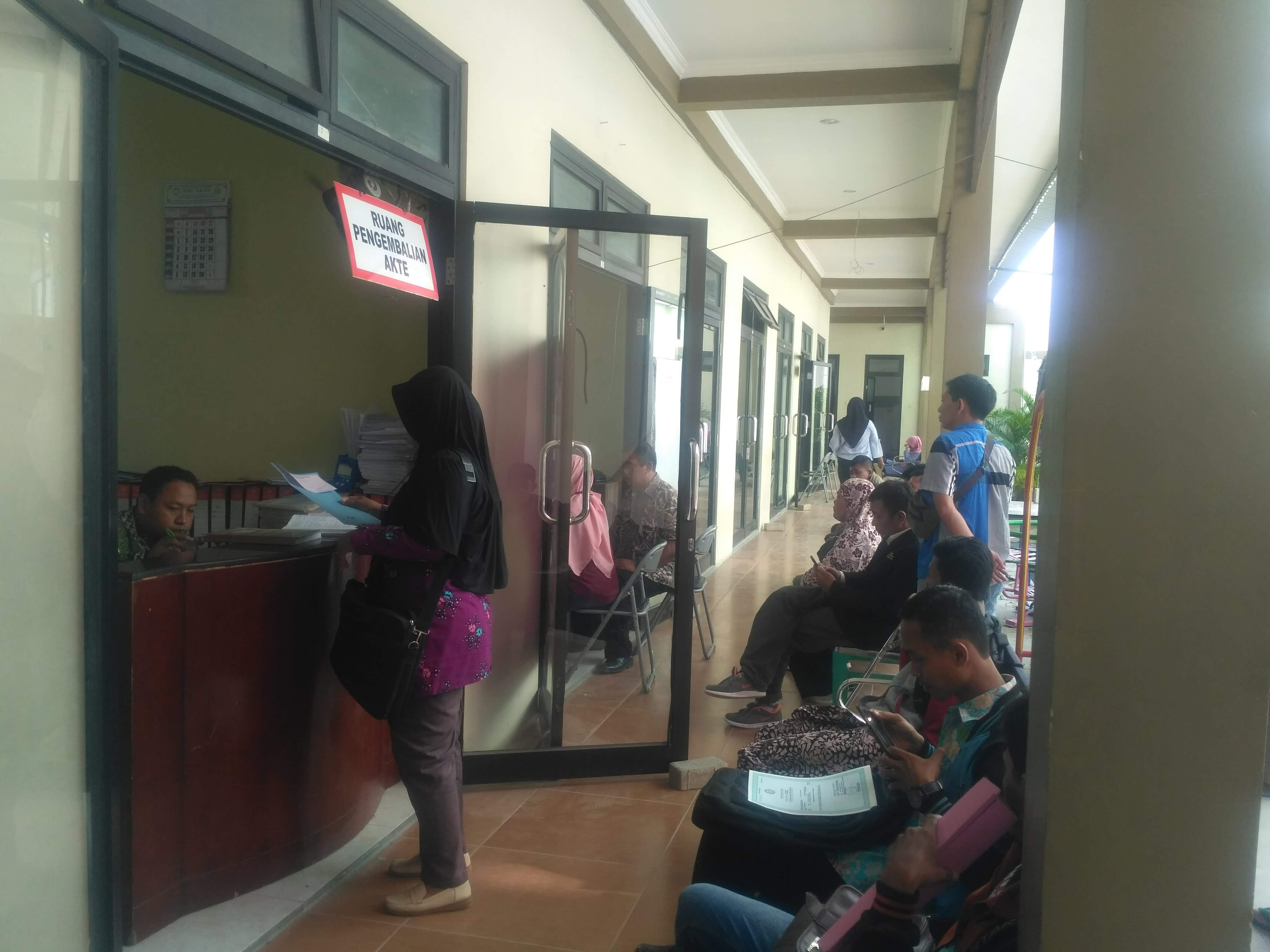 Warga Geram, Setiap Ngurus KTP Disambut Petugas Judes