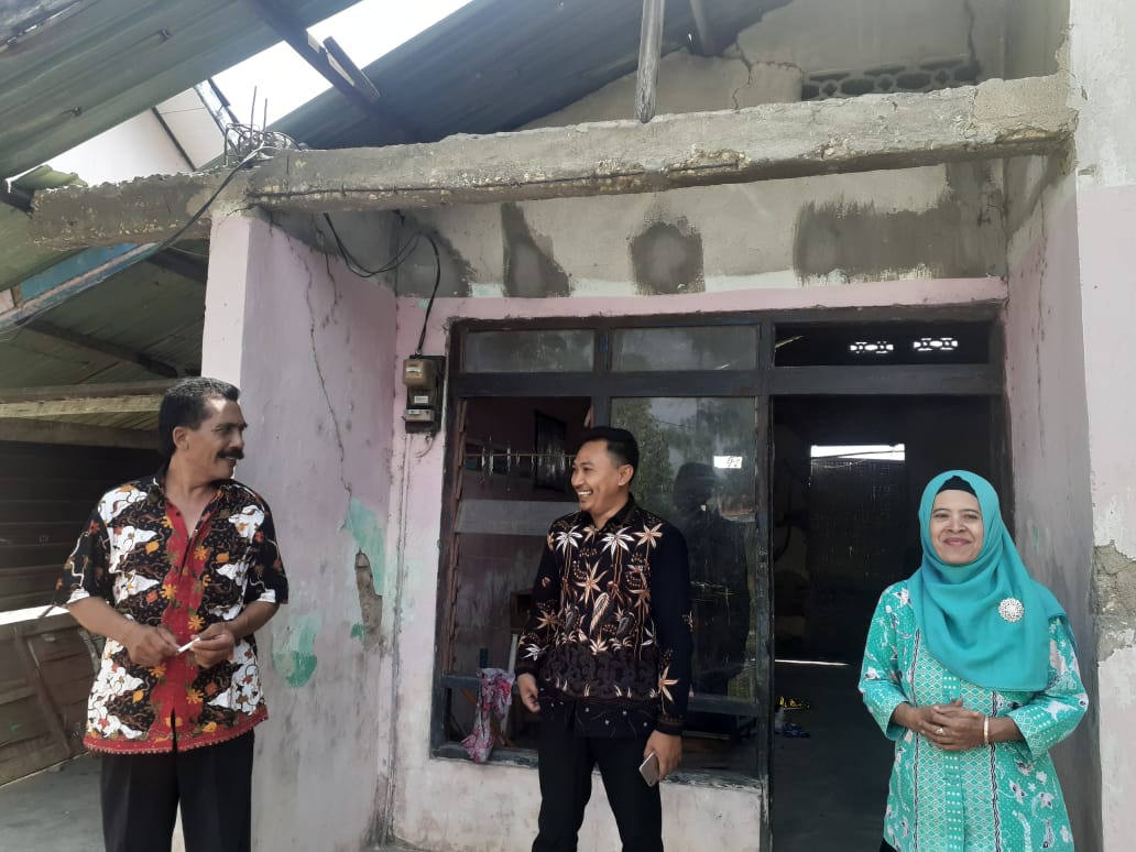 Khawatir Ambruk, Wali Murid SDN Lopang III Urunan Untuk Lakukan Perbaikan Sementara