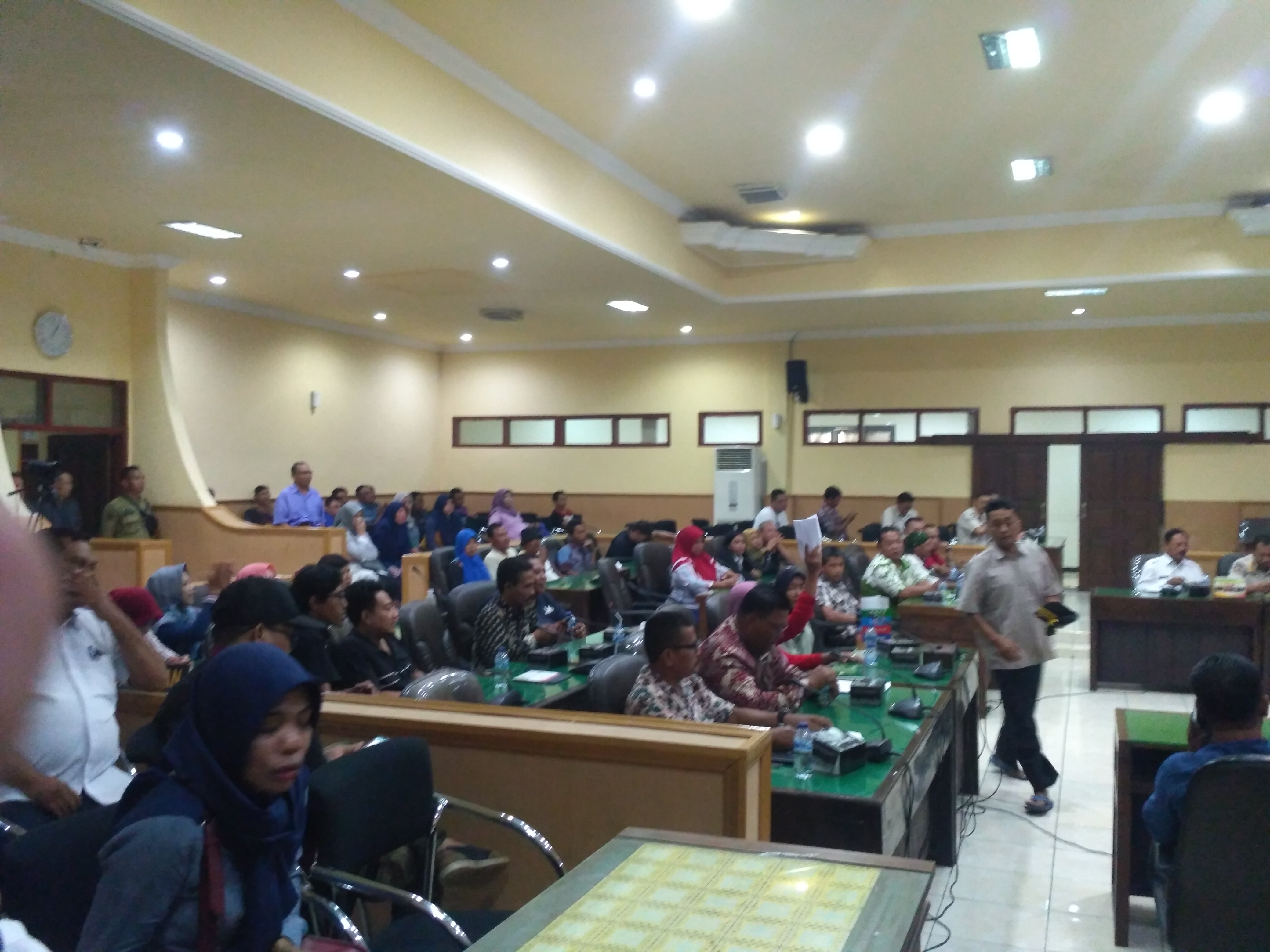 PKL Alun-alun Bojonegoro Geruduk DPRD, Berharap Ada Solusi