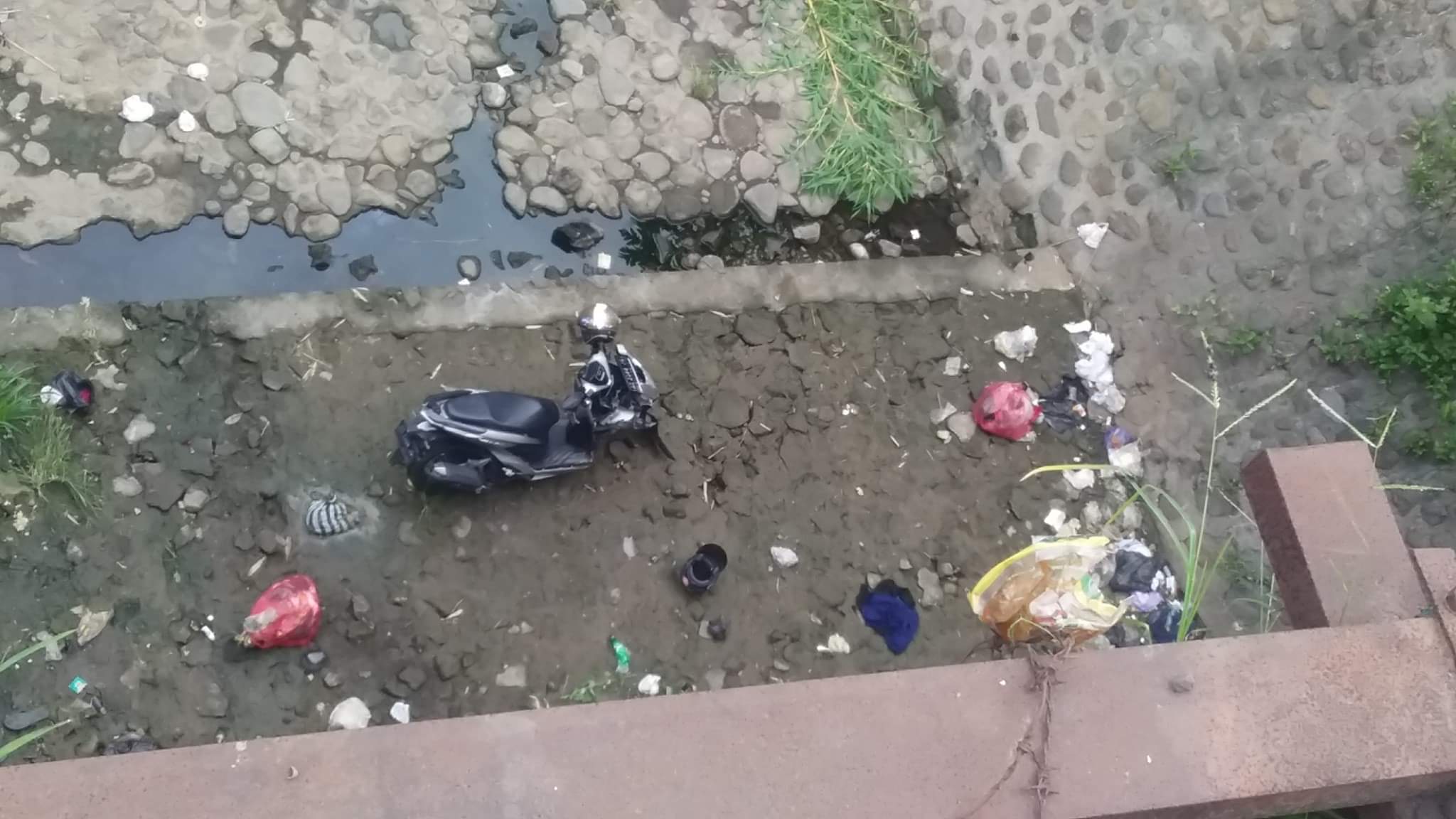 Terjun Ke Sungai Sedalam 20 Meter di Maospati, Dua Pelajar Putri Luka Berat