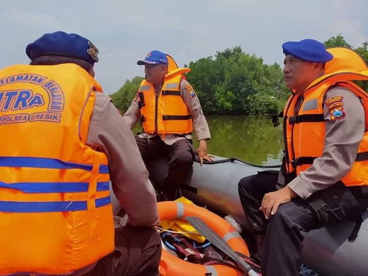 Nelayan Manyar Hilang dari Perahunya Saat Mencari Ikan