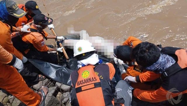 Nyebur Sungai Brantas Nganjuk, Ditemukan Ngambang di Jombang