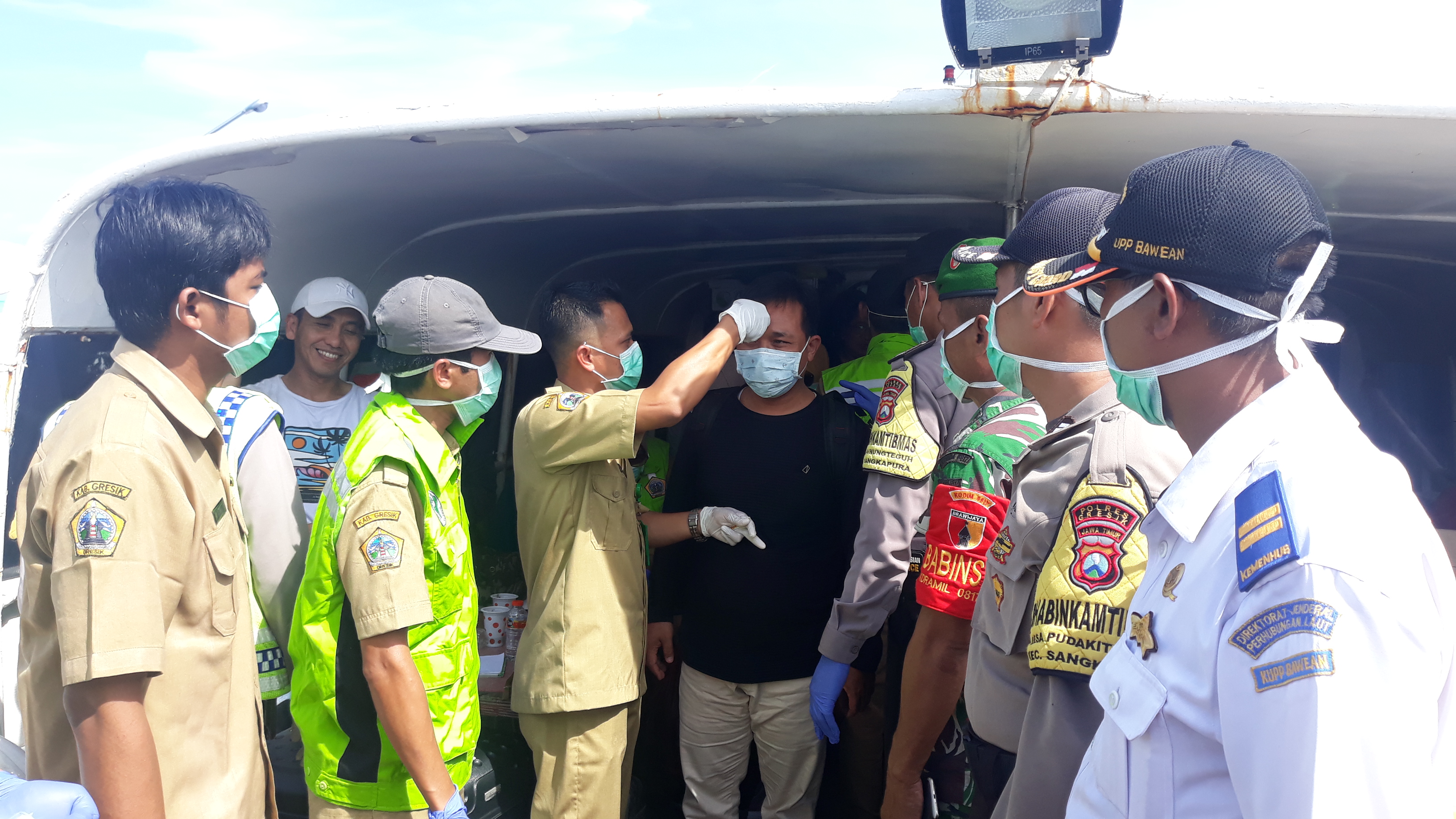 Masuk Bawean Wajib Cek Suhu dan Cuci Tangan