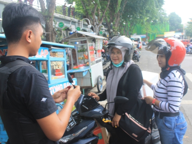 Waspada Aksi Curanmor, Polres Gresik Bekali Pengendara dengan Kunci Ganda