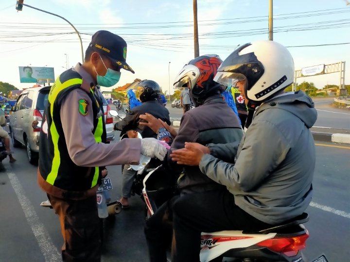 Pengendara di Jalur Malang-Pasuruan Disemprot Antiseptik