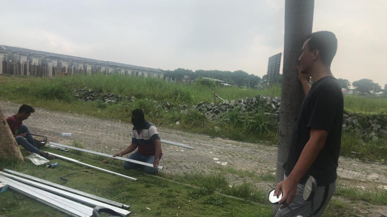 Warga Green Garden Regency Swadaya Bangun Gerbang Sterilisasi