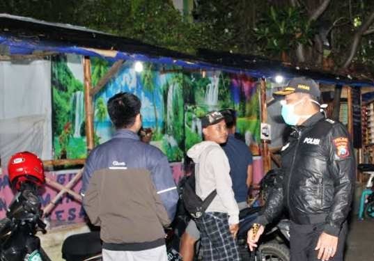 Kerumunan Orang di Bangkalan Mulai Dibubarkan Polisi