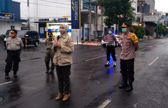 Terapkan Physical Distancing, Polres Jember Tutup Sejumlah Ruas