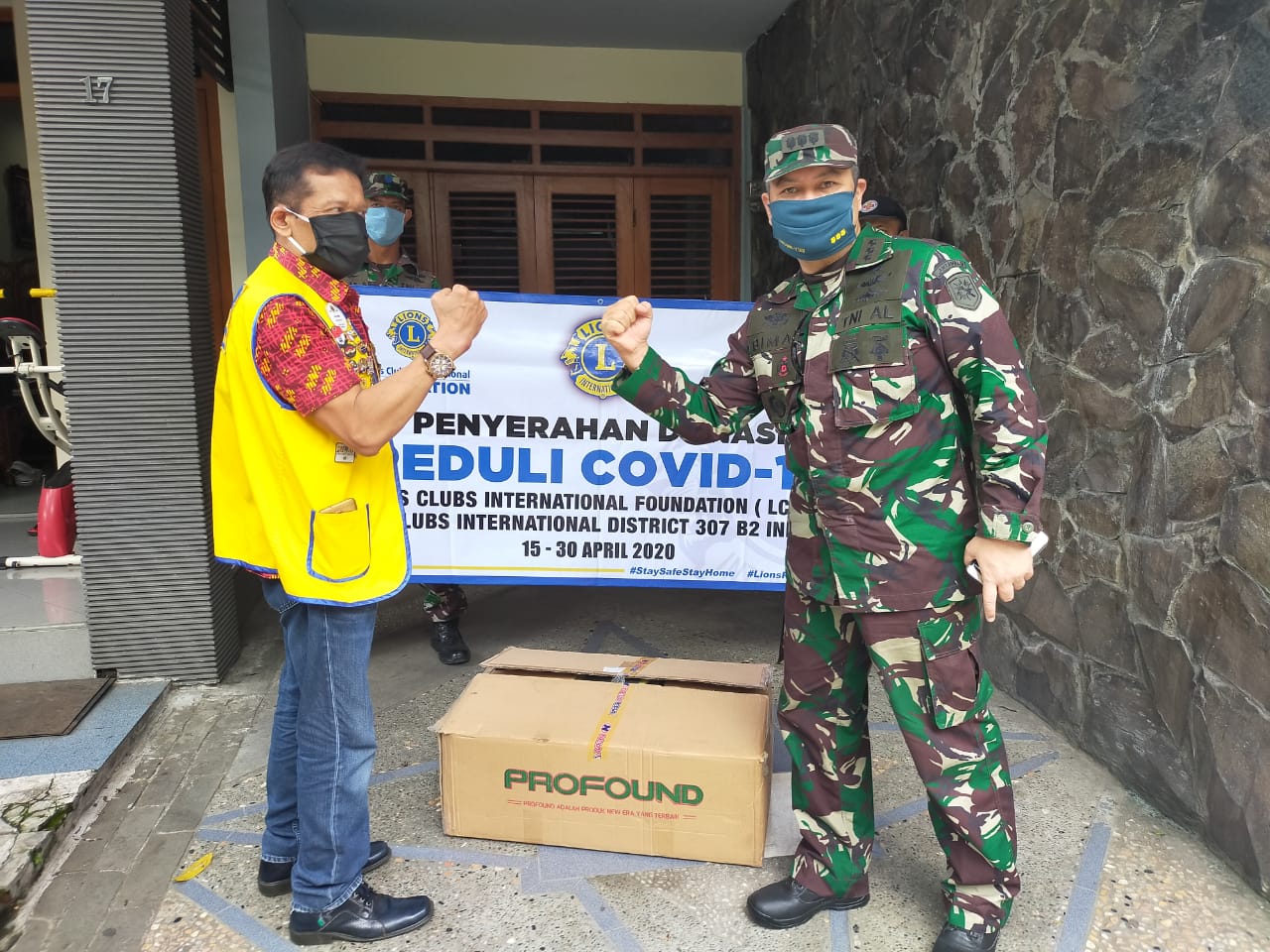 Lions Club Serahkan APD ke Diskes Lantamal V