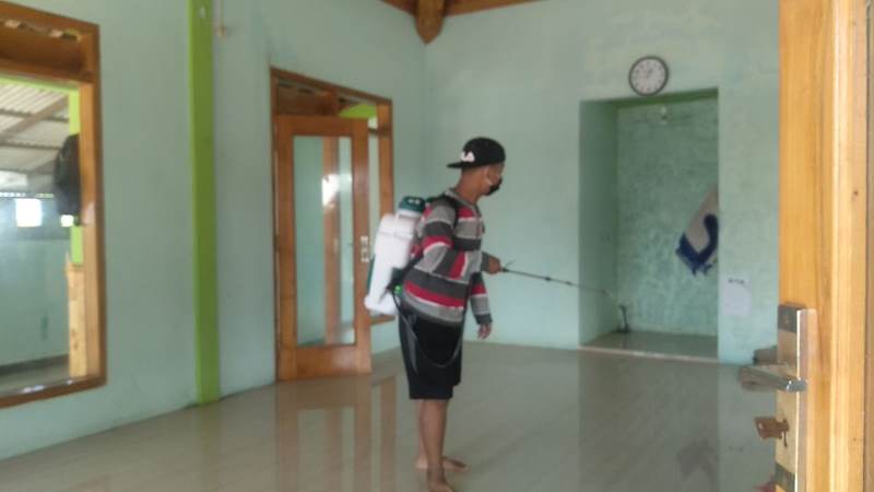 Persiapan Salat Tarawih, Puluhan Musala Disemprot Disinfektan