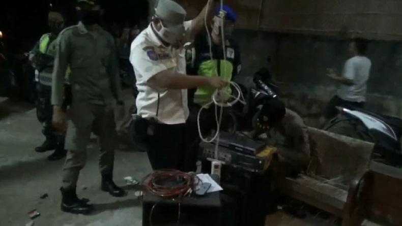 Satpol PP Kabupaten Tuban Segel Kafe Karaoke Yang Nekat Buka