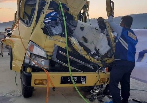 Truk Seruduk Kontainer di Tol Pandaan-Malang,  1 Tewas