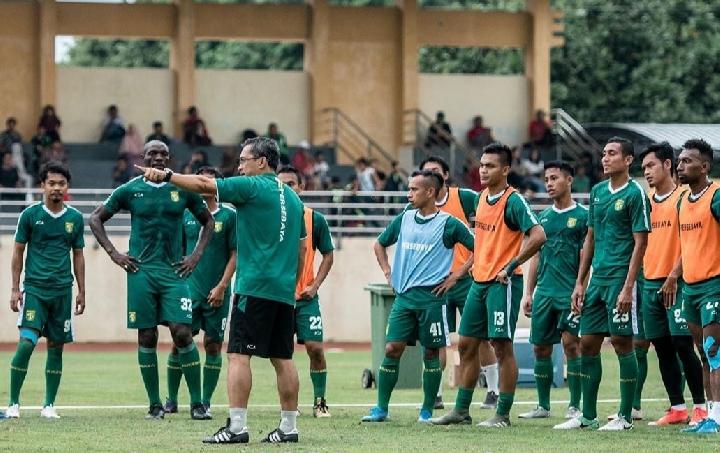 Pelatih Persebaya  Pantau Latihan Pemain Via Kiriman Video
