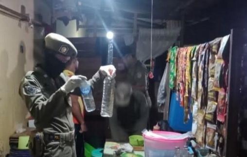 Satpol PP dan Polisi Obrak Warkop Miras di Tuban